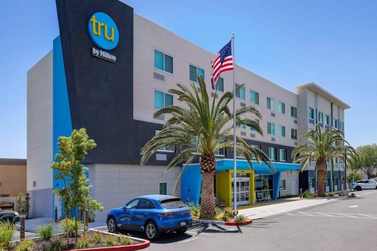 Tru By Hilton Lathrop Hotell Eksteriør bilde