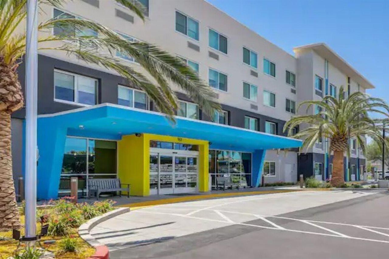 Tru By Hilton Lathrop Hotell Eksteriør bilde